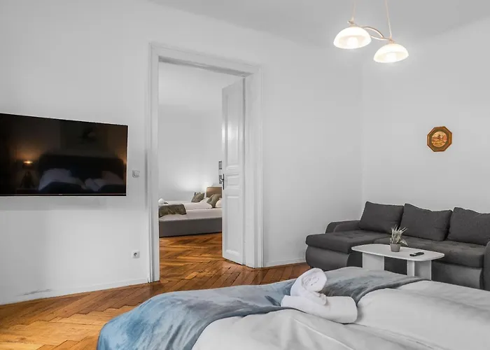 Roomy 2Br Apt. Near Akh -Perfect For Longstays