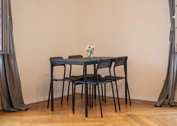 Roomy 2Br Apt. Near Akh -Perfect For Longstays