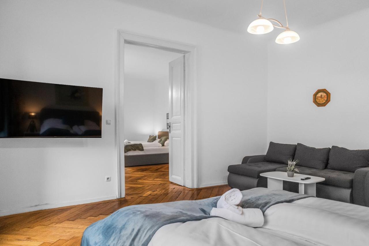 Apartment Roomy 2br Apt. Near Akh -perfect For Longstays *