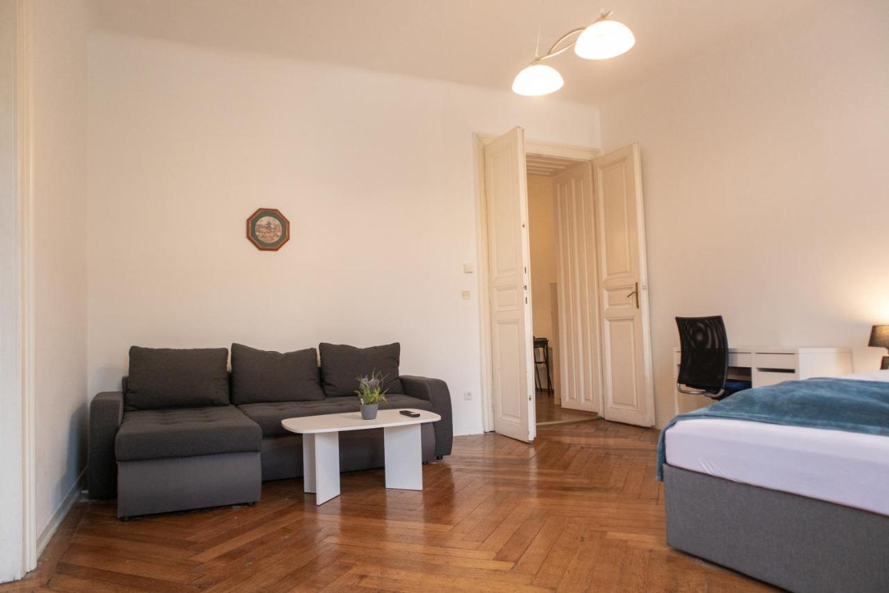Roomy 2br Apt. Near Akh -perfect For Longstays Apartment *
